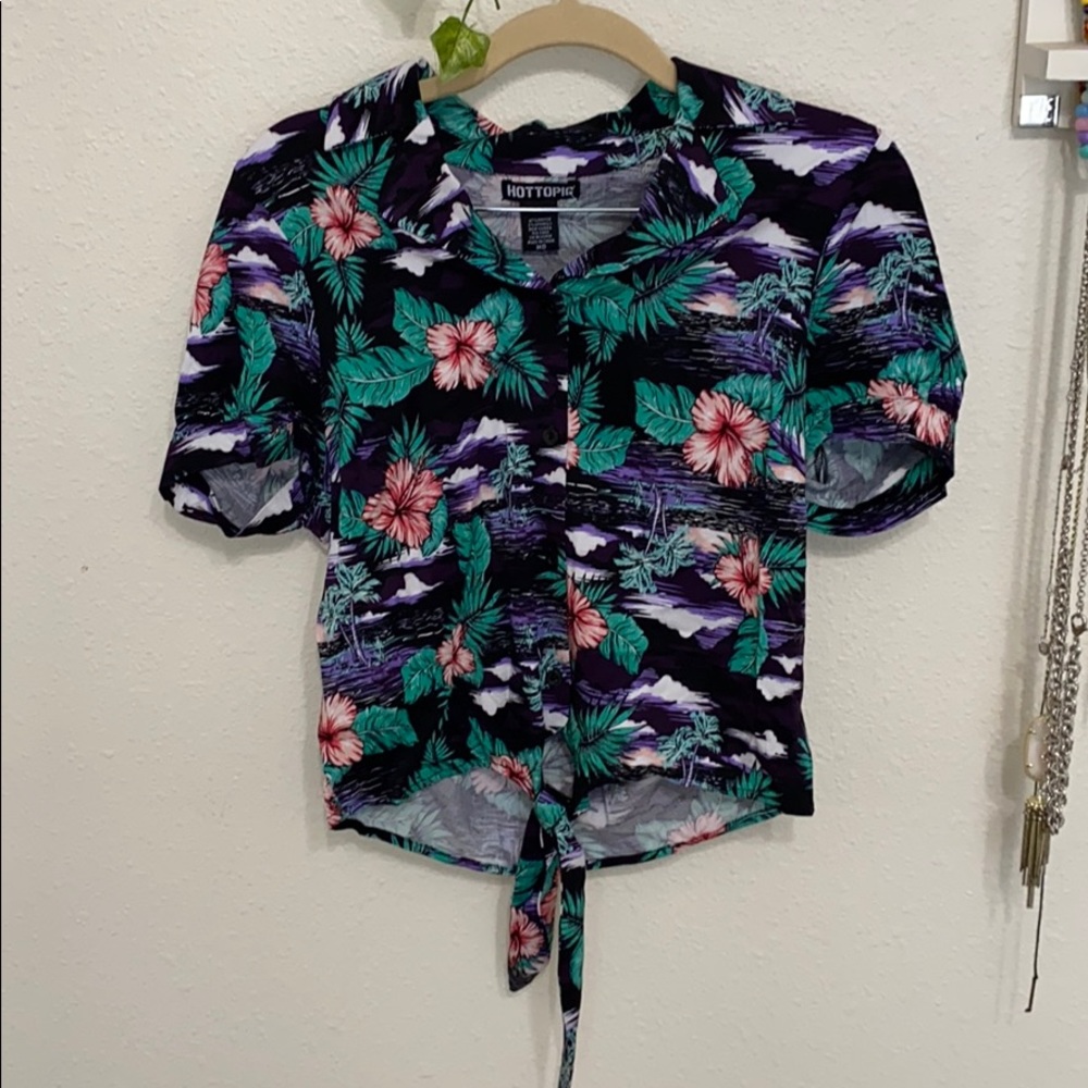 Hot topic Hawaiian top
